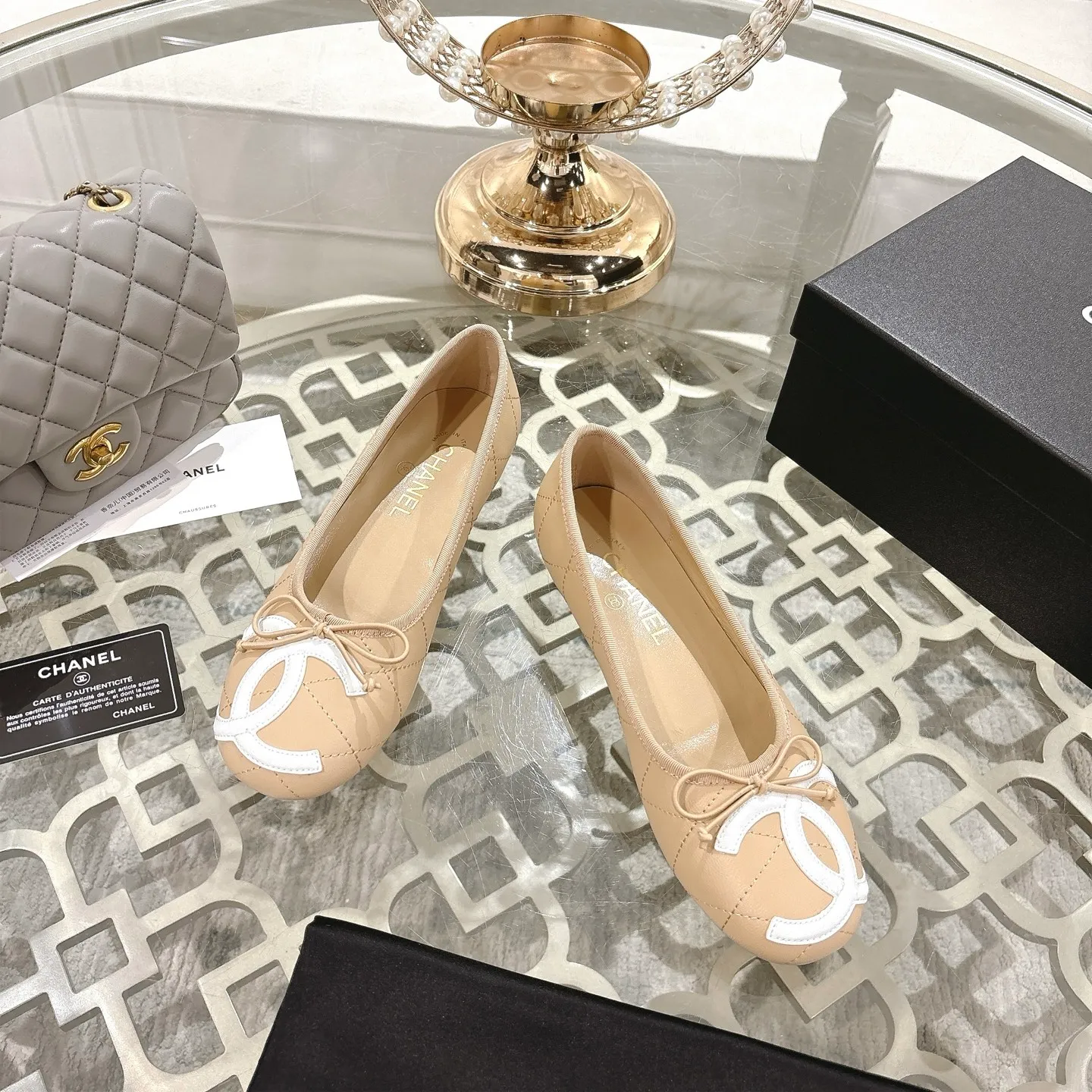 👟👟Ex-factory price 540👟👟 [Purchase-level quality] CHANEL Xiaoxiang 25/A new summer bow-tie shoes 💃 This pair of "dancing shoes" is really breathtakingly beautiful! Made of cowhide fabric + exquisite electric embroidery, every detail exudes a sense of high-end ~ classic bow design, Italian genuine leather sole, comfortable and elegant on the feet, a perfect must-have for fairies!  🌟 All counters are from the same source! All materials are customized according to the original 1:1, and are developed and patterned from genuine products. The quality is absolutely assured ~ a classic that must be bought every year, a versatile artifact that looks great whether paired with skirts or jeans!  💖 The perfect finishing touch for summer outfits, sisters, just do it! 👉 Fabric: Imported sheepskin Lining: Imported sheepskin Outsole: Private molded outsole Size: 35-40 Leather surface